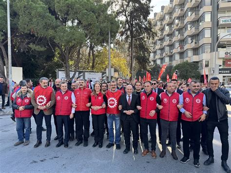 DİSK İzmir de Gelirde adalet vergide adalet sloganıyla yürüyüş yaptı