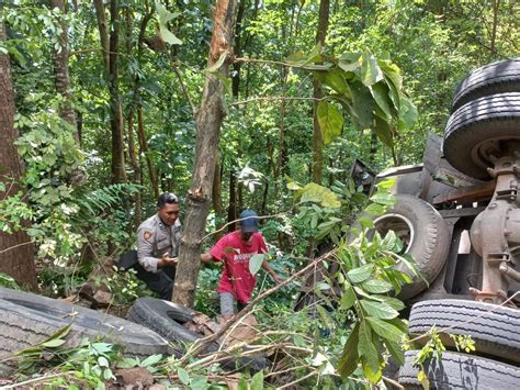 Ikuti Google Maps Truk Terguling Di Jalan Cinomati Bantul