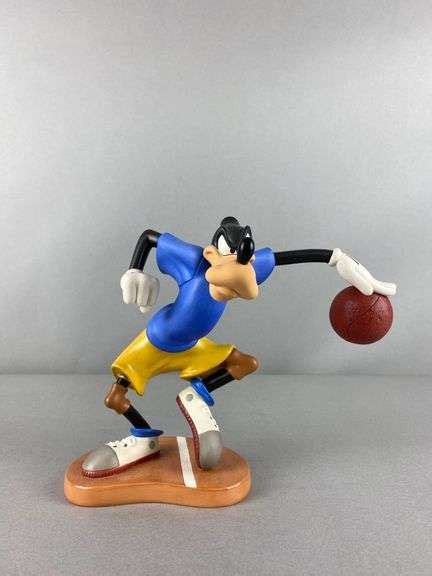 Walt Disneys Classics Collection Goofy Dribbling Down Court Figurine