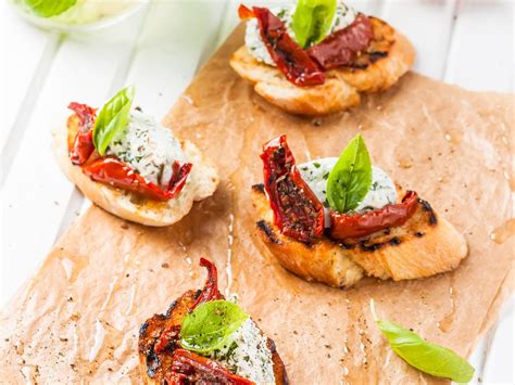 Toasts De Ricotta Basilic Et Tomates S Ch Es Recette De Toasts De