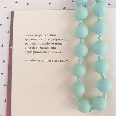 Hers Maternagem Urbana No Instagram Colar Uva Sobre Verso Do Livro