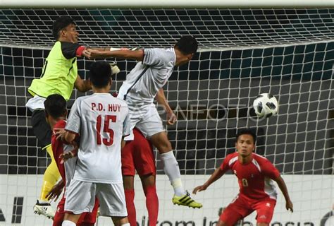 Sepak Bola Nepal Vs Vietnam Antara Foto