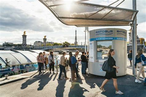 París Crucero con paradas libres Batobus GetYourGuide