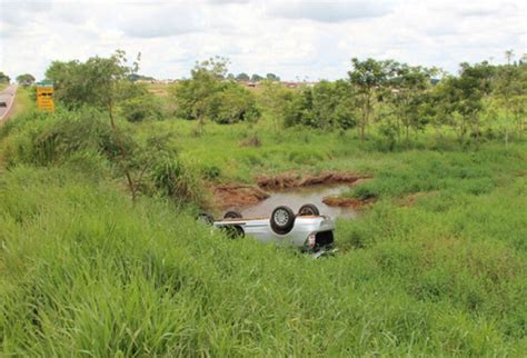 Ivinhema Ao Desviar De Buraco Caminh O Provoca Acidente E Carro