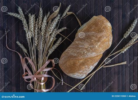 Brood En Oren Van Tarwe En Gerst Op Een Donkerhouten Achtergrondflens