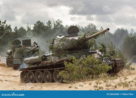 Tanque Militar T Do Russo No Campo De Batalha Foto De Stock Imagem