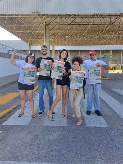 Unidade Popular faz brigada do jornal A Verdade na fábrica Guararapes