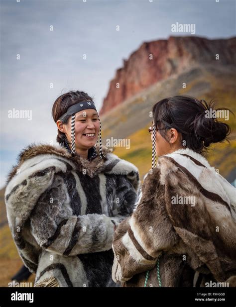 INUIT GIRLS THROAT SINGING ARCTIC BAY BAFFIN ISLAND CANADA Stock Photo ...