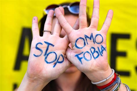 Omofobia Mamma papà sono gay il padre lo picchia a sangue Gay it