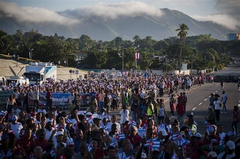 Prestes A Ressurgir Povo Da Cidade De Santiago De Cuba Rende Homenagem