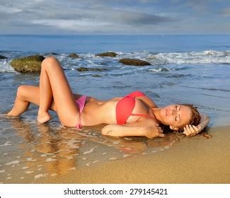 Sexy Blonde Model Relaxes By Beach库存照片44310508 Shutterstock