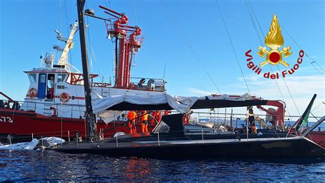 Barca A Vela Imbarca Acqua A 12 Miglia Dalla Costa Messa In Sicurezza