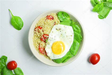 Desayuno Salado Quinua Con Espinacas Tomates Y Huevos Fritos