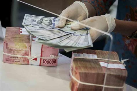 Rupiah Nyaris Tembus Rp16 000 Saat BI Kerek Suku Bunga Ke 6