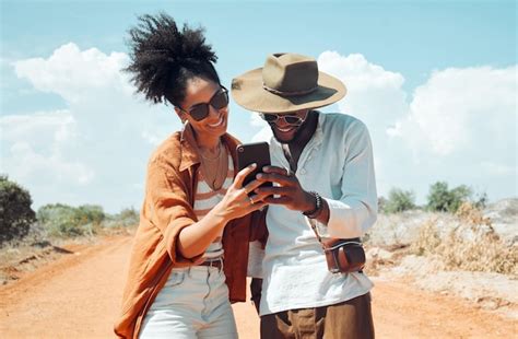 Pareja Negra Con Viajes Por Tel Fono Y Aventuras Felices Al Aire Libre