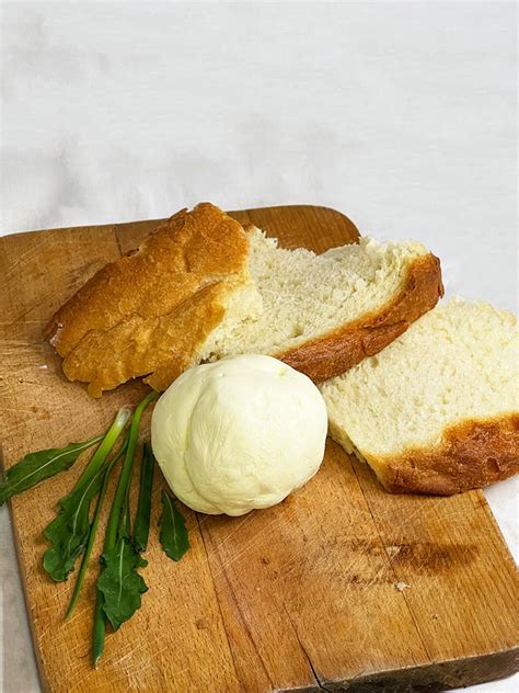 Масло сливочное домашнее из коровьих сливок. В пластиковой коробочке ...