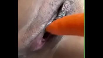 Un tipo me enseño su pene en la calle y yo me masturbo con una zanahoria XVIDEOS