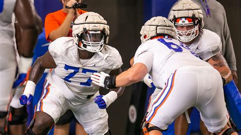 Florida Gators Down 3 Offensive Linemen To Begin Game With Charlotte 49ers