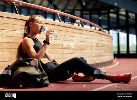 Jeune Fille D Athl Te Se Repose Apr S Une S Ance D Entra Nement Au Stade Une Blonde Athl Tique