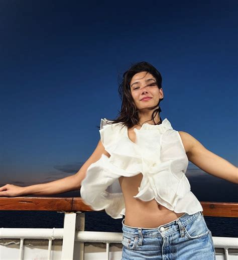 Aybüke Pusat son pozlarıyla sosyal medyayı salladı Güzelliğin şaka mı