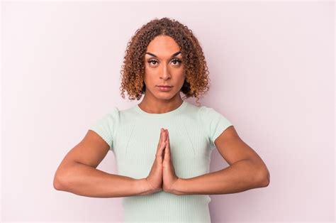 Jovem Mulher Transexual Latina Isolada Em Fundo Rosa Orando Mostrando Devo O Pessoa Religiosa