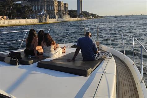 Bosporus Yachtkreuzfahrt bei Sonnenuntergang mit Snacks zur Verfügung