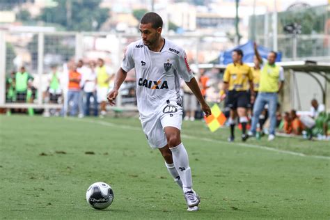 Após gol e boa estreia Clayton recebe elogios de Aguirre É diferente