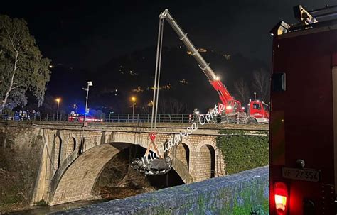 FOTO Contursi Terme Precipitano Dal Ponte Nel Fiume Sele Feriti Due