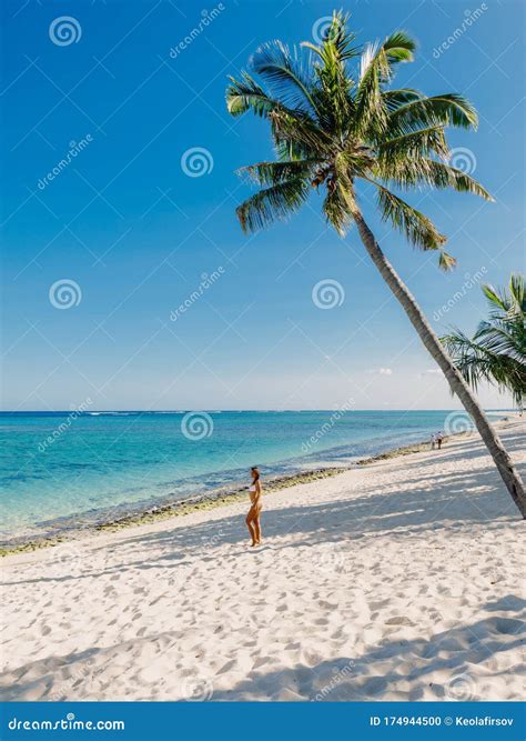 Junge Frau Im Bikini Der Bei Tropischem Palm Beach Entspannt Tropische Urlaub Stockfoto Bild