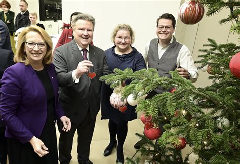 Mit Adventskranz Stadt Wien schenkt Parlament geschmückten