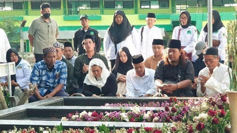 Ganjar Pranowo Dikawal Yenny Wahid Ziarah Ke Makam Gus Dur Dan Kakek