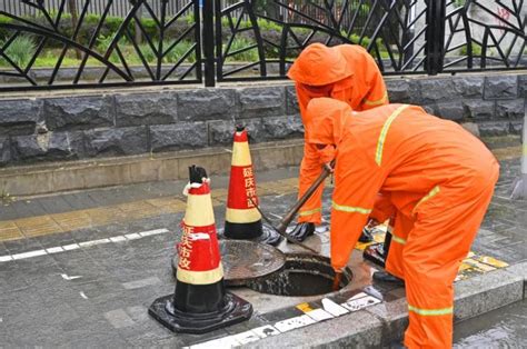 暴雨红色预警中，延庆这些身影还在坚守岗位京报网