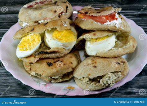 Une Assiette Avec Des Sandwiches De Fromage Blanc Feta Avec Des