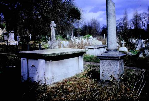 mhs-wjr-100-21 Hatfeild family monument in Kensal Green Cemetery 04-73