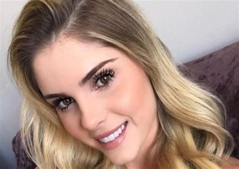 Bárbara Evans faz topless mas bumbum avantajado chama atenção