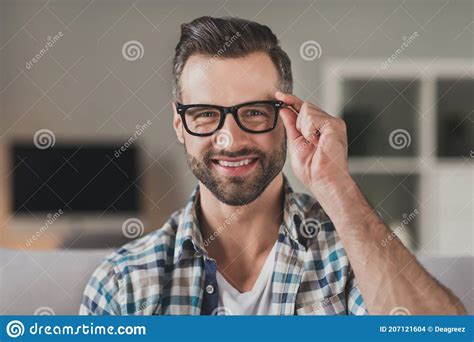 Foto Del Joven Apuesto Hombre Alegre Feliz Positivo Toothy Sonrisa De