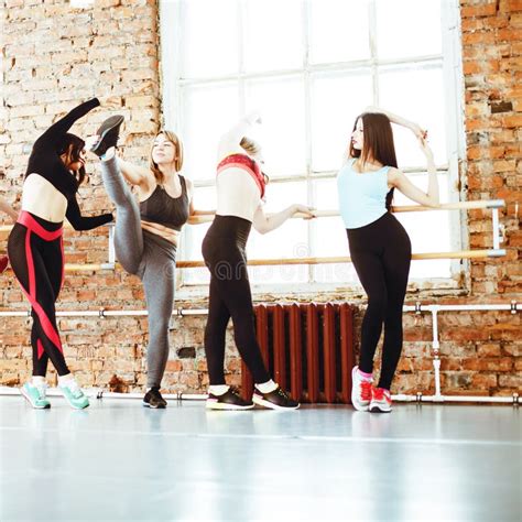 Mujeres Haciendo Deporte En Gimnasia Estilo De Vida Feliz Personas