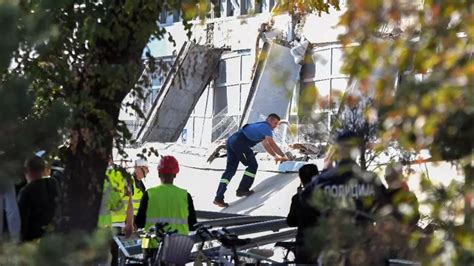 Tren istasyonunun çatısı bir anda çöktü Sırbistan da beton enkazda