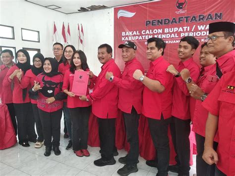 Dyah Kartika Permanasari Tika Ambil Formulir Bacalon Bupati Di