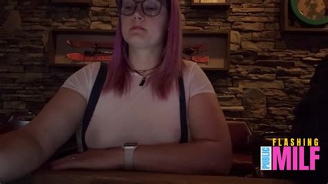 Voir à Travers Les Seins Clignotants Dans Le Bar MILF Clignotant En Public Pornhub