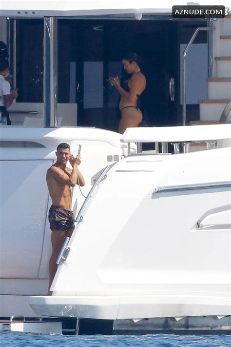 Georgina Rodriguez Sexy Seen With Cristiano Ronaldo Showing Off Her Sizzling Bikini Body On A