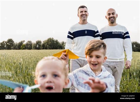 Gay Couple De Sexe Masculin S Amuser Avec Les Enfants En Plein Air Famille LGBTQ Jouant Avec