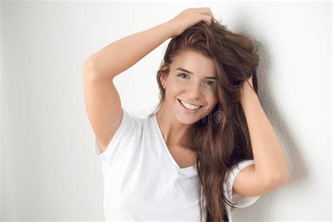 Femme Blonde Espi Gle De Sourire De Jeunes Photo Stock Image Du Longtemps Fermer