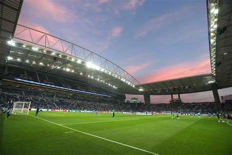 Em noite de recorde FC Porto bate Maccabi corajoso e tem pé nos oitavos