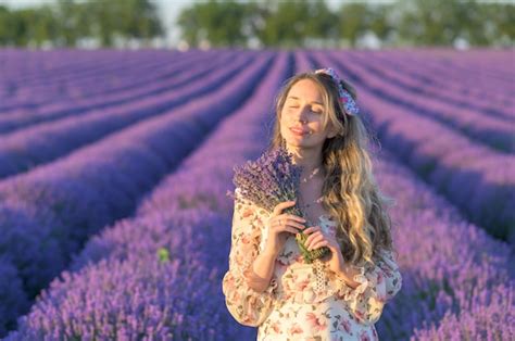 Mujer En Campo De Lavanda Al Atardecer Con Vestido De Verano Foto Premium