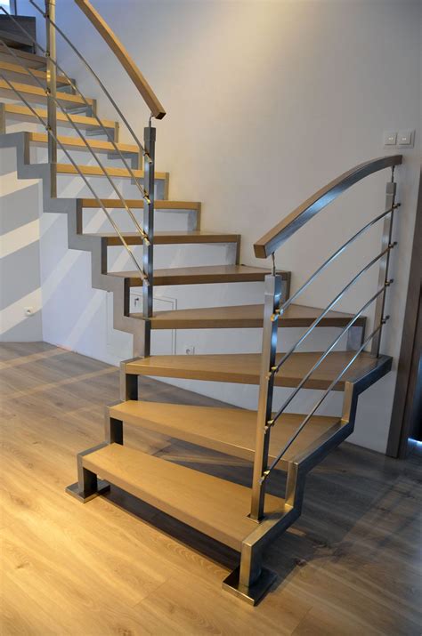 Piękne schody na konstrukcji metalowej Staircase Design Garage Doors