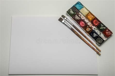 Pinturas Coloridos E Escovas Da Aquarela Para A Mentira De Tiragem Em