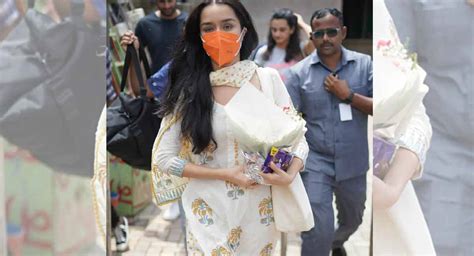 Shraddha Kapoor Gets Greeted By Flowers From Fans Telangana Today