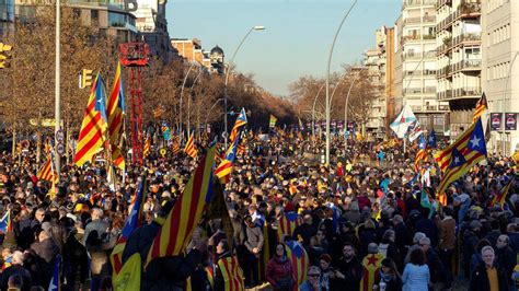 Unas Personas Se Manifiestan En Barcelona Contra El Juicio Del