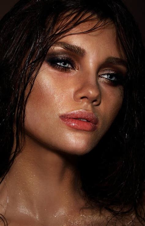 Junger Sinnlicher Brunette Mit Den Nassen Haaren Stockbild Bild Von Glamour Lech